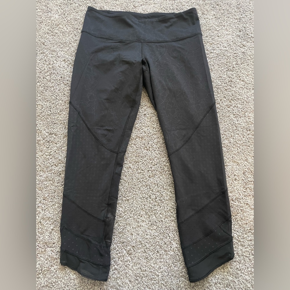 Black Printed Lululemon Crop Leggings with Mesh Detail - size 8